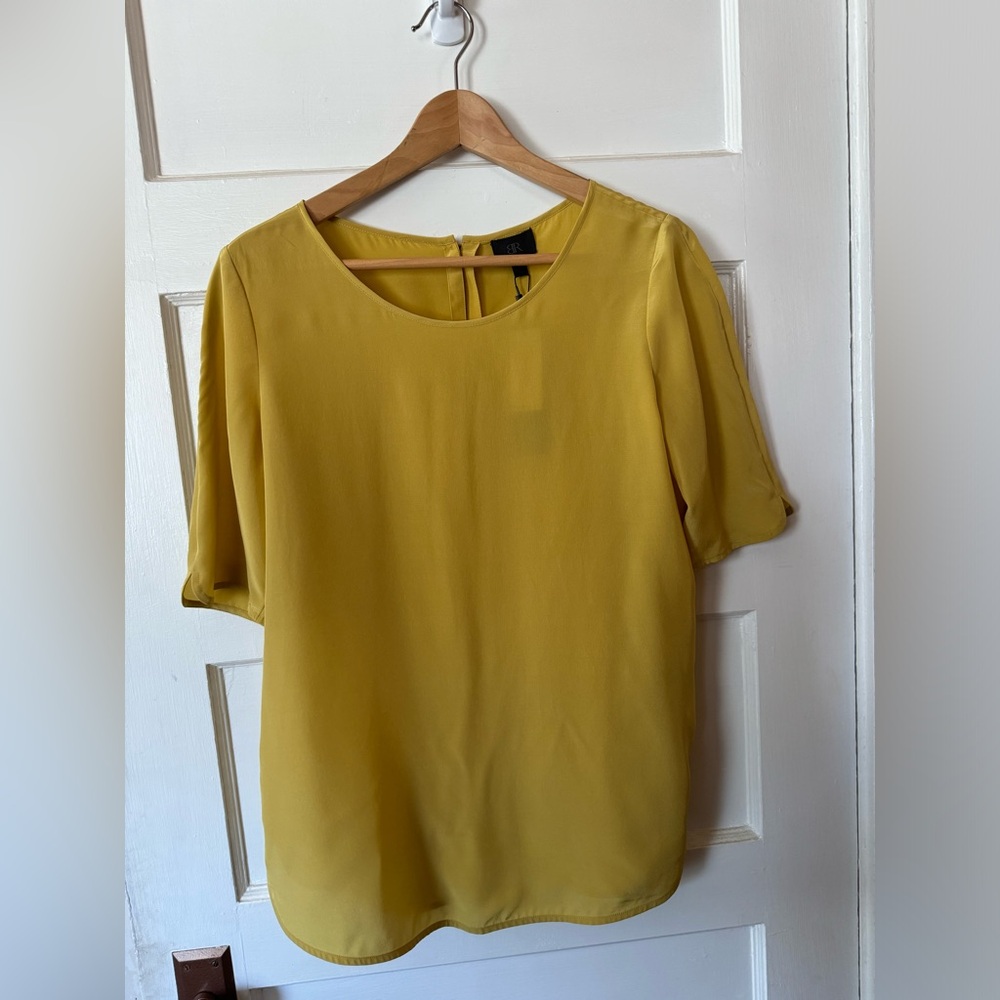 Banana republic yellow silk blouse short sleeve Medium